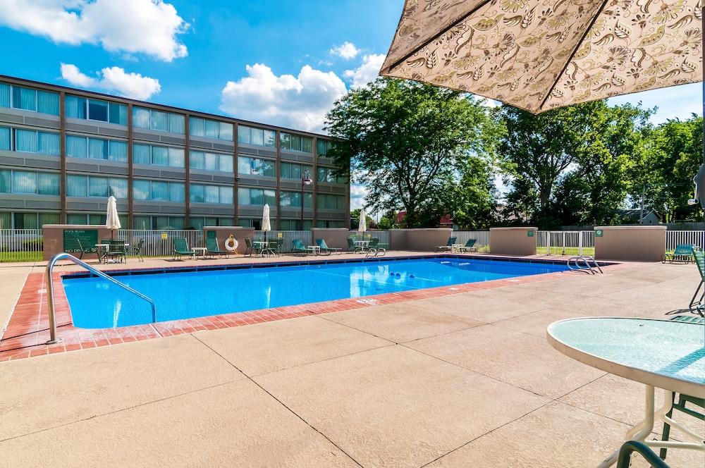 Clarion Hotel & Convention Center Joliet Exterior photo